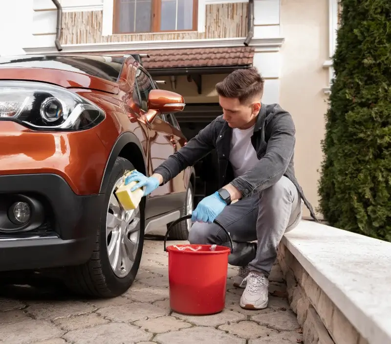 Lavage auto à domicile Barguelonne-en-Quercy : professionnel intervenant sur un véhicule